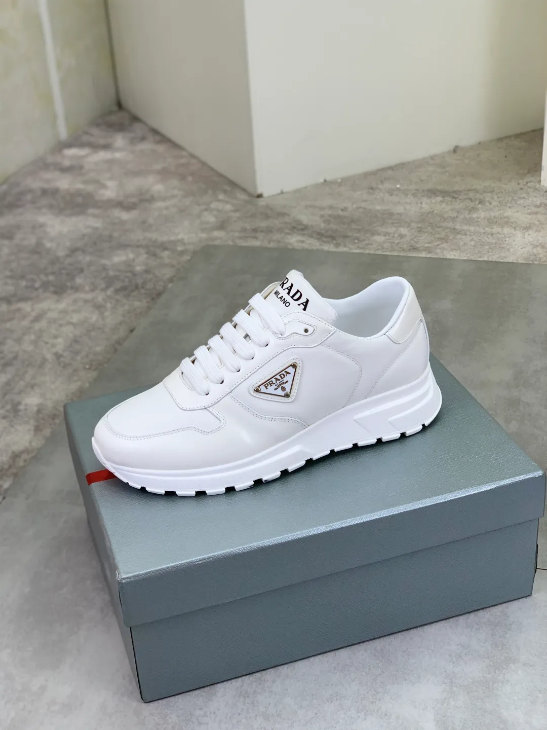 Men's shoes 💰P540 new (higher version) new PRADA (Prada) classic models are on the market at the same time, new men's shoes, 😘fabrics are selected from original imported calfskin. First layer of imported cowhide lining. The original version is awesome! 👍🏿Original open-molded non-slip PU outsole, with exquisite lines, simple and elegant, super comfortable and classy on foot, suitable for leisure travel. Code number: 38-45 (46 customized) 2️⃣ colors available